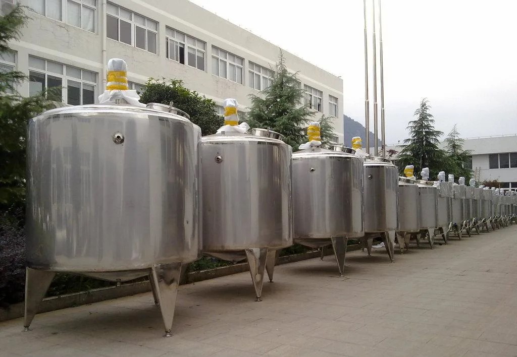 What are the structural features of stainless steel storage tanks?